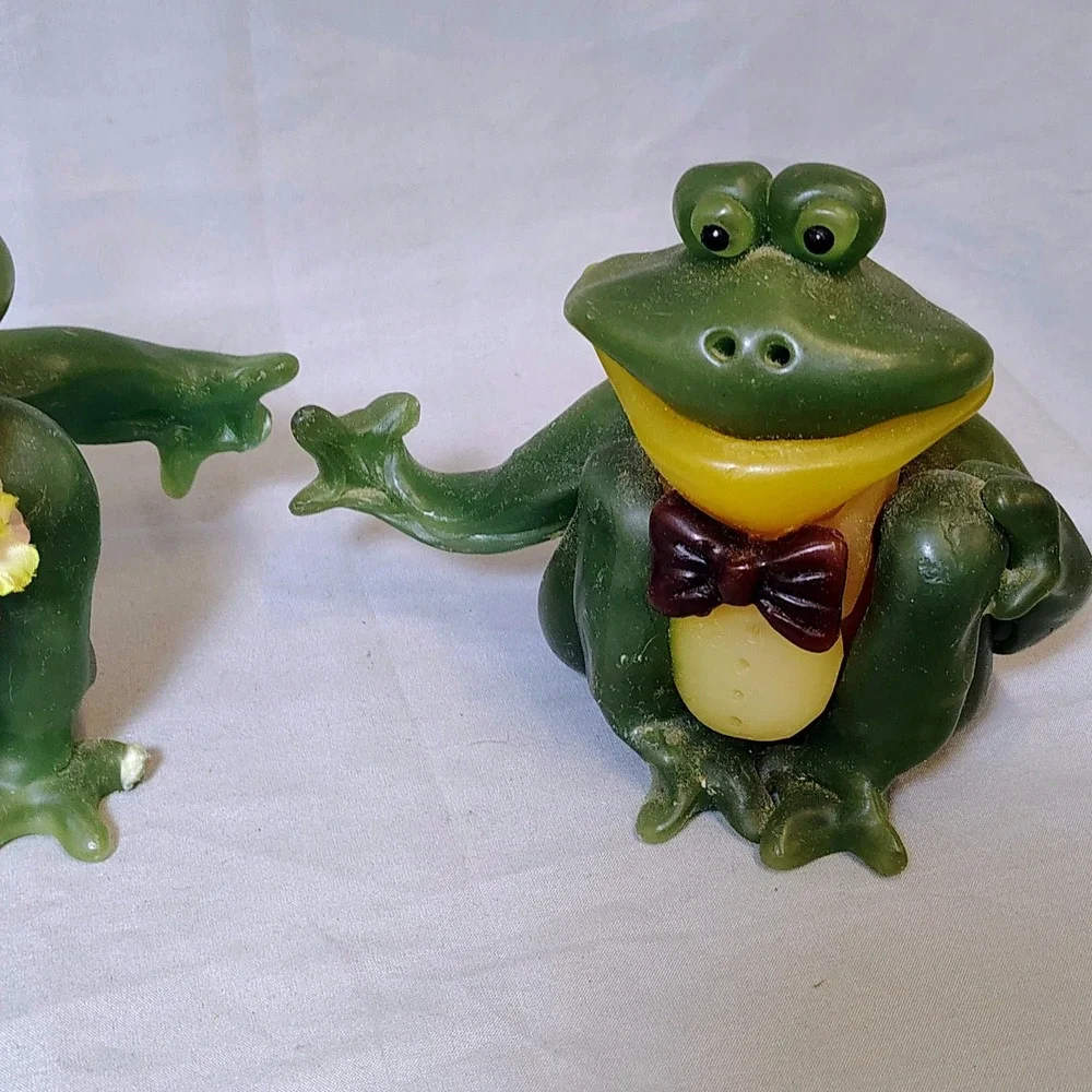 Vintage Style Frog Couple Novelty Candle Green Wax Whimsical Toad Decor 8.5 Inch